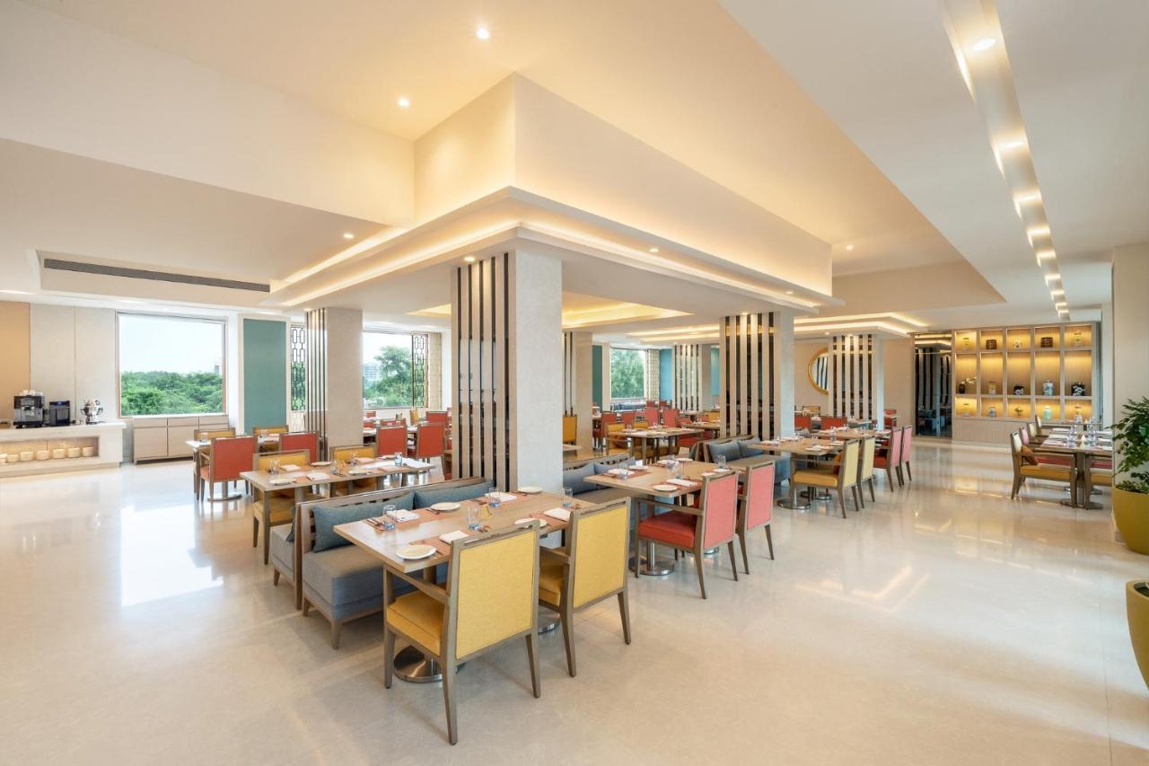 Vivanta Ahmedabad SG Highway Exterior foto
