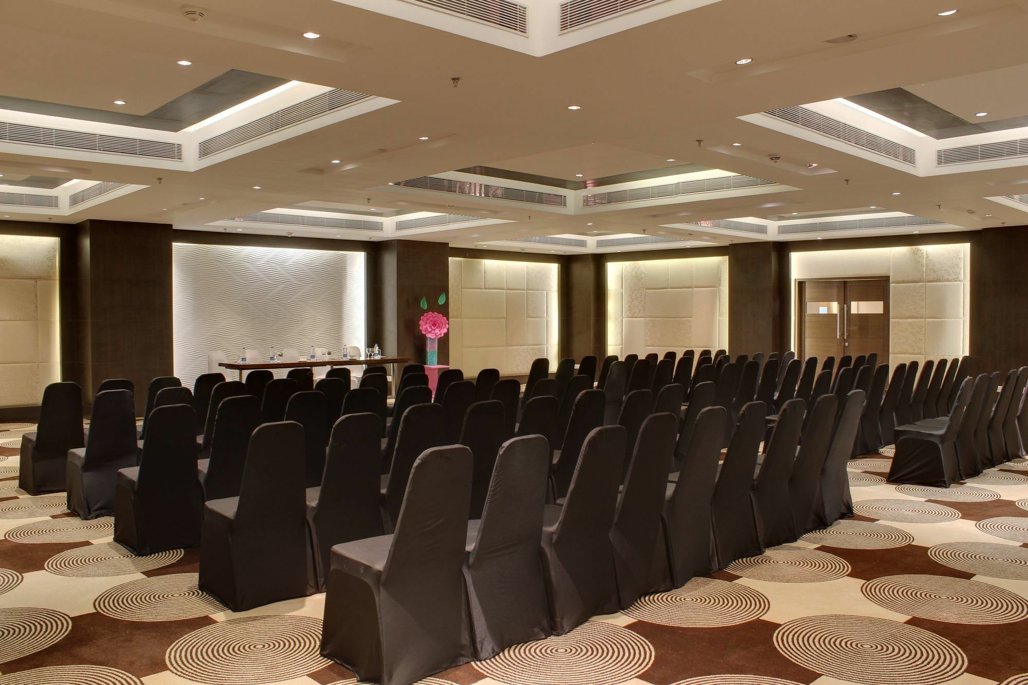 Vivanta Ahmedabad SG Highway Exterior foto